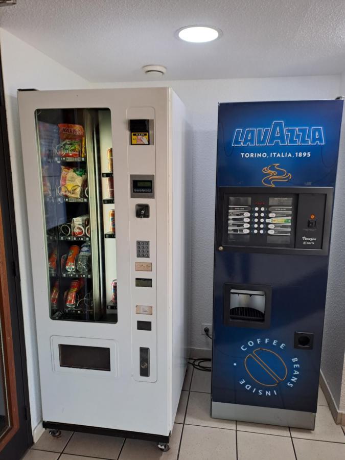 Hotel Thania 弗龙蒂尼昂 外观 照片